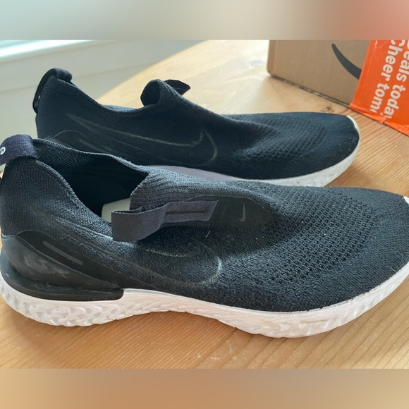 Women’s Nike slip on no lace running shoes - Picture 3 of 3
